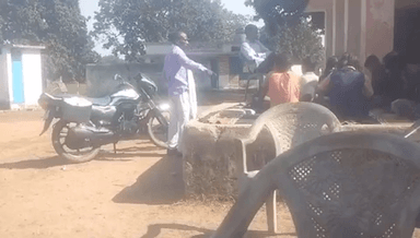 सिंगरौली: शा. प्राथमिक विद्यालय पसिहवा टोला में शराबी हेडमास्टर नशे में धुत्त होकर पहुँचते हैं विद्यालय ब्लैक बोर्ड पर ख़ुद नहीं लिख पाते कलेक्टर शब्द