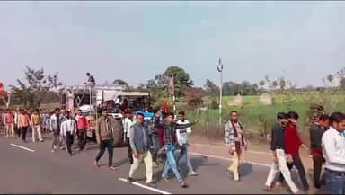 कोलारस: क्षेत्र की खुशहाली की कामना के लिए खरई के ग्रामीणों ने निकाली 351 मीटर लंबी चुनरी पदयात्रा जनप्रतिनिधि हुए शामिल