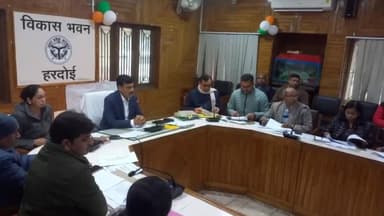 हरदोई: विकास भवन सभागार में जिलाधिकारी की अध्यक्षता में हुई समाज कल्याण एवं ग्राम्य विकास विभाग की समीक्षा बैठक