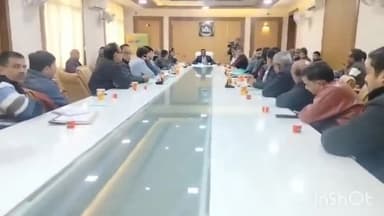 आगरा: एमजी रोड स्थित नगर निगम में शहर को प्लास्टिक मुक्त बनाने के लिए व्यापारी और प्लास्टिक एसोसिएशन ने की बैठक