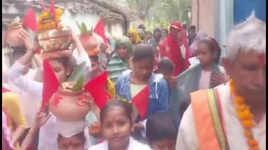 मौदहा: सिलौली में महाभारत कालीन इतिहास से जुड़े स्थल बड़े देव बाबा में श्रीमद् भागवत पुराण कथा के आयोजन के पूर्व निकली भव्य कलश