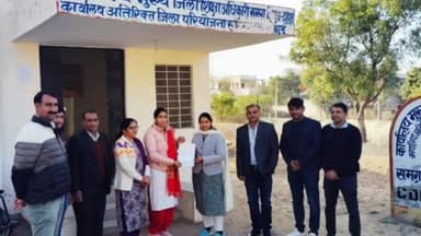 बुहाना: सांवलोद की सरकारी स्कूल में विकास कार्य के लिए IRS अधिकारी संजय राव ने 1.5 लाख रूपये किए भेंट