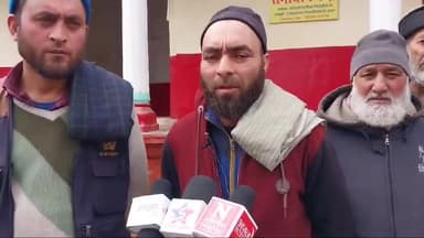 मंडी: मंडी : रेहड़ियों में सामान ढो कर कर रहे अपने परिवार का गुजारा , पुलिस कर रही तंग डीसी को सौंपा ज्ञापन