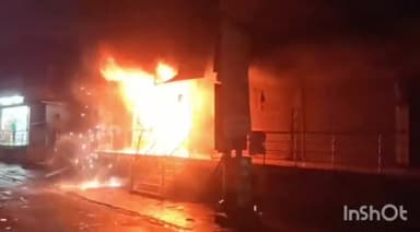 आगरा: थाना सदर के गुरुद्वारा रोड पर दो दुकानों में लगी भीषण आग,सारा सामान जलकर हुआ खाक