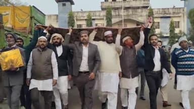 लोहरदगा: डीसी और एसपी ने बाबा दुःखन शाह के मजार पर की  चादरपोशी