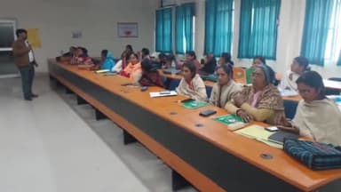 बिहार: आयुष्मान भारत योजना की जानकारी को लेकर आशा और आशा फैसिलिटेटर को सिविल सर्जन कार्यालय के सभागार में दिया गया प्रशिक्षण