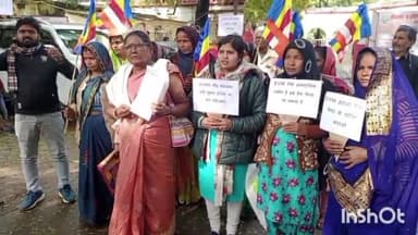 मिर्ज़ापुर: भारती बौद्ध महासभा के कार्यकर्ताओं ने ईवीएम हटाओ बैलट पेपर से चुनाव कराओ के नारे के साथ कलेक्ट्रेट में किया प्रदर्शन