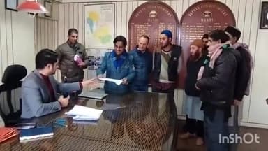 मंडी: उपायुक्त मंडी से मिला 50 सालों से मंडी शहर में सामान ढोकर गुज़र बसर करने वालों का प्रतिनिधिमंडल, दिया ज्ञापन