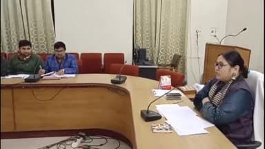 गोंडा: डीएम ने कलेक्ट्रेट सभागार में चकबंदी कार्यों की करी समीक्षा लंबित वादों की निस्तारण के लिए दिए कड़े निर्देश