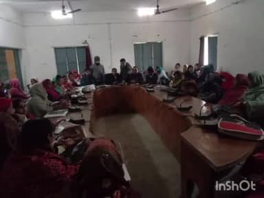 शिवहर: डुमरी कटसरी प्रखंड के मनरेगा भवन में बाल विकास परियोजना पदाधिकारी ने सभी आंगनबाड़ी सेविका के साथ किया बैठक