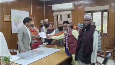 चित्तौड़गढ़: कलेक्ट्रेट पर मुस्लिम समाज के धर्म गुरुओं ने राष्ट्रपति के नाम जिला कलेक्टर को सोपा ज्ञापन रखी अपनी मांग