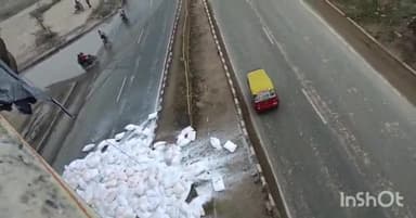 आगरा: बाद में फ्लाईओवर से नीचे लटका ट्रक,बाल बाल बचे राहगीर और ट्रक चालक