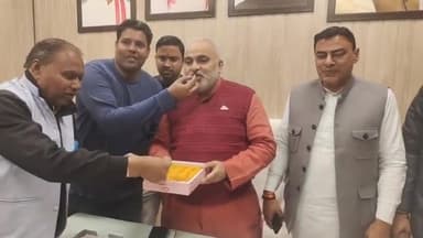 करनाल: कुरुक्षेत्र लोकसभा क्षेत्र का प्रभारी बनाए जाने पर सेक्टर-12 में जगमोहन आनंद को बधाई व शुभकामनाएं देने पहुंचे लोग