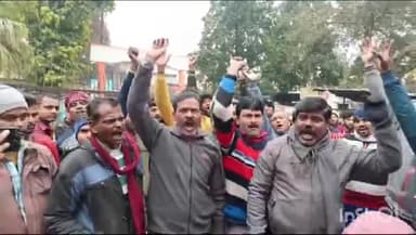 बहराइच: नगर पालिका परिसर में सफाई मजदूर संघ के पदाधिकारी ने तीन सूत्री मांगों को लेकर किया धरना प्रदर्शन