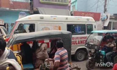 कटिहार: हरिगज चौक से पटेल चौक जाने वाली सड़क पर लगा जाम, जाम में फंसी मरीज को ले जा रही एम्बुलेंस