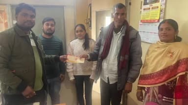 टनकुप्पा: ढ़ीबर पंचायत की सबलपुर गांव निवासी सह मृतक के पति को बैंक मैनेजर ने दिया दो लाख का चेक।