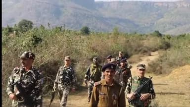 डेहरी: नक्सल प्रभावित यदुनाथपुर OP के जंगल तथा पहाडी इलाके मेंनक्सलियो की टोह मेंपुलिस ने चलाया सर्च ऑपरेशन,SP ने दी जानकारी