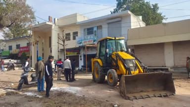 पंचकूला: कालका में दुकानों के बाहर किए गए अवैध अतिक्रमण को जिला प्रशासन के द्वारा हटाया गया