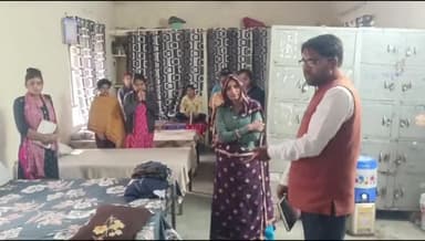 रामगढ़ पचवारा: राहुवास तहसीलदार ने बालिका छात्रावास का किया निरीक्षण, छात्रावास में अच्छी सफाई व्यवस्था देखकर तारीफ की