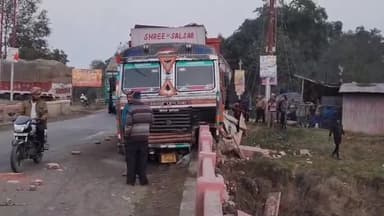 इकौना: NH 730  मलावा गांव के पास  ट्रक सरयू नहर मे गिरने से बाल -बाल बच्चा, वहीं चालक और परिचालक ने कूदकर बचाई अपनी जान