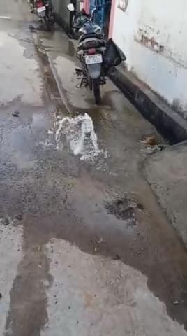 डी ए व्ही रोड राजेन्द्र पथ वार्ड 40 में अमृत जल योजना अंतर्गत हर रोज लाखो लीटर बह रहा पानी !