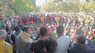 पंचकूला: हरियाणा कर्मचारी चयन आयोग कार्यालय के बाहर ग्रुप-सी के उम्मीदवारों द्वारा रिजल्ट रिवाइज करने की मांग को लेकर प्रदर्शन