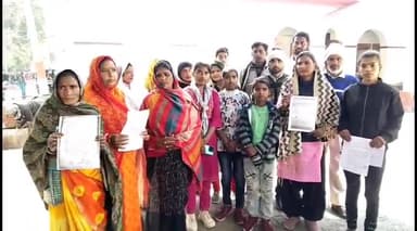 इटावा: कलेक्ट्रेट में पहुंचे सैफई तहसील क्षेत्र के ग्रामीणों ने लेखपाल पर गंभीर आरोप लगाते हुए DM को दिया ज्ञापन