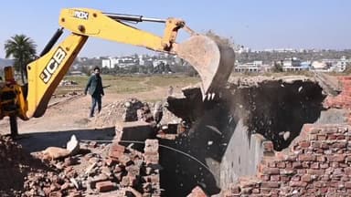 पंचकूला: जिला नगर योजनाकार की टीम द्वारा अर्बन एरिया पचंकूला में अवैध निर्माणों के विरूद्ध की गई तोड़फोड़ की कार्रवाई