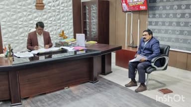 सासाराम: जिला पदाधिकारी नवीन कुमार द्वारा अपने कार्यालय में आयोजित की गई भू अर्जन से संबंधित बैठक