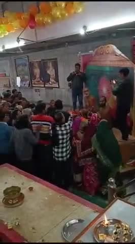 जलेसर: जैन मंदिर अवागढ़ के प्रांगण में वैज्ञानिक संत आचार्य निर्भय सागर ने लगाई पाठशाला।