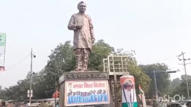 आगरा: आगरा कैंट स्थित अटल चौक पार्क की जमीन में चूहों ने कर दी पोल,जानकारी देते क्षेत्रीय पार्षद राकेश कन्नौजिया