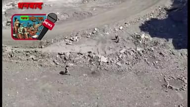 दो नाबालिक बच्चों के द्वारा कोयला निकाला जा रहा हैं इन बच्चों को अपनी जान की कोई परवाह नहीं