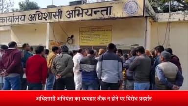 पूरनपुर: अधिशासी अभियंता का लोगों के प्रति व्यवहार ठीक न होने व मीटर रीडिंग से अधिक बिल निकालने को लेकर व्यापारियों किया विरोध