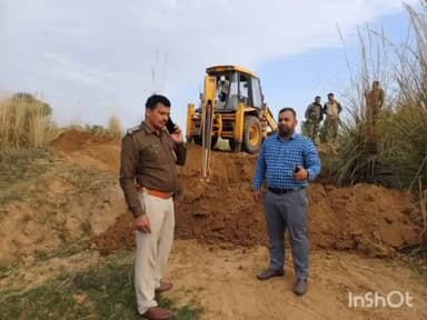 नबीनगर: तेतरिया बालू घाट जाने वाले रास्ता को खनन पदाधिकारी व थानाध्यक्ष ने जेसीबी से कटवाया