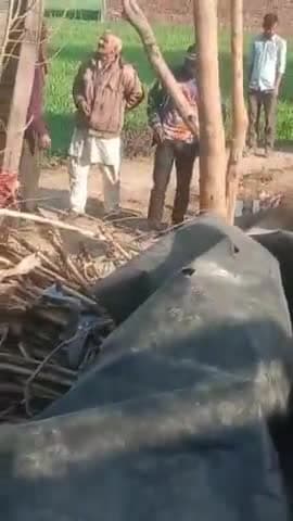 जलेसर: पिलखतरा गांव में कहासुनी के साथ ही मारपीट होने का वीडियो हुआ वायरल।