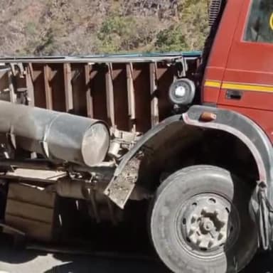 थराली: टायर फटने के कारण सिलेंडरों से भरा ट्रक सड़क पर पलटा,बड़ी दुर्घटना होने से बची 342 सिलेंडर भरे थे ट्रक में