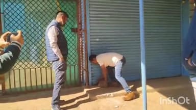 गुना नगर: रेलवे स्टेशन रोड और घोसीपुरा से खुले में मांस बेचने वालो को नगर पालिका टीम ने हटाया दुकानो के ताले तोडकर सामान किया जप्त