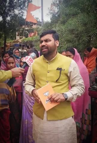 #गांव_चलो_अभियान  DD NEWS के वरिष्ठ संवाददाता जी से PM श्री Narendra Modi  जी की जन-कल्याणकारी नीतियों के बारे में अवगत कराया।