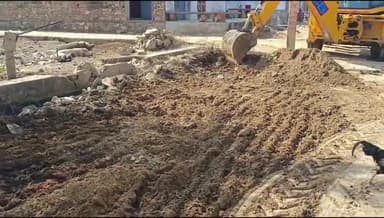 रामगढ़ पचवारा: राहुवास ग्राम पंचायत प्रशासन के द्वारा सड़क मार्ग किनारे हो रहे अतिक्रमण को जेसीबी मशीन की सहायता से हटाया गया