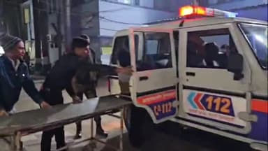 बिहार: नकटपुरा संत बाबा मंदिर के सामने जख़्मी हालात में गिरे हुए एक व्यक्ति को पुलिस ने इलाज के लिए पहुंचाया सदर अस्पताल