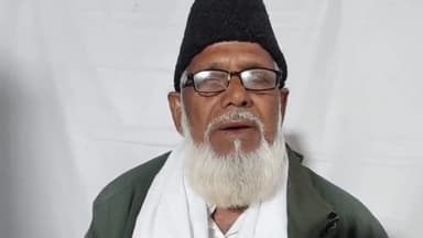 लोहरदगा: खिदमते खल्क हाजी कमेटी के सरपरस्त हाजी शमसुद्दीन की अगुवाई में उर्स मुबारक के मौके पर मजार पर की गई चादरपोशी