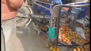 इकौना: कस्बा इकौना सिनेमा हाल मोड़ के पास पलटा ई रिक्शा बाल बाल बचा चालक