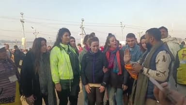 प्रयागराज: इटली से माघ मेला में आए 11 पर्यटकों के समूह ने सुरक्षा व्यवस्था देखकर कहा थैंक - यू यूपी पुलिस