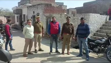 जलेसर: जलेसर थाना क्षेत्र में कड़ी सुरक्षा व्यवस्था के मध्य पढ़ी गई जुमा की नमाज। चप्पे-चप्पे पर पुलिस फोर्स रहा तैनात।