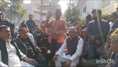 मुज़फ्फरनगर: SSP पर दुर्व्यवहार का आरोप लगाते हुए सपा नेता राकेश शर्मा के अंकित विहार स्थित आवास पर की गई बैठक