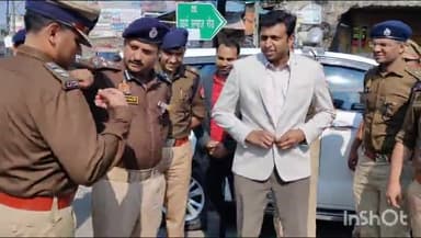 मुज़फ्फरनगर: मीनाक्षी चौक से शिव चौक तक DIG अजय कुमार साहनी ने पुलिस फोर्स के साथ की पैदल गश्त