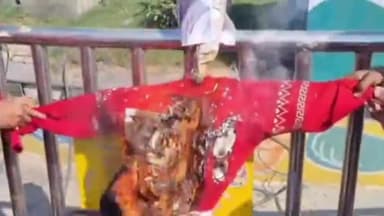 प्रयागराज: PM नरेंद्र मोदी पर टिप्पणी करने के विरोध में भाजपा कार्यकर्ताओं ने राहुल गांधी का सिविल लाइंस में फूंका पुतला