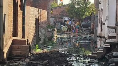 हरदोई: वार्ड 5 के सैयापुरवा मोहल्ले में जलभराव से जूझ रहे लोग, घर से निकलना हो रहा मुश्किल, सभासद बोले जल्द होगा निदान