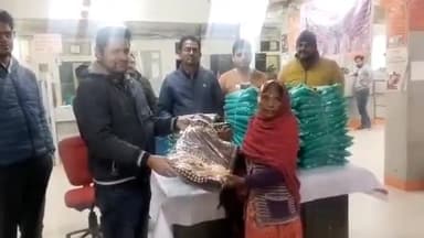 फूलपुुर: बरौत में बैंक ऑफ़ बड़ौदा शाखा प्रबंधक द्वारा सैकड़ों ज़रूरतमंद लोगों को दिया गया कंबल