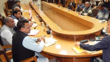 हरदोई: कलेक्ट्रेट सभागार में जिलाधिकारी मंगला प्रसाद की अध्यक्षता में हुई राजनीतिक दलों की बैठक